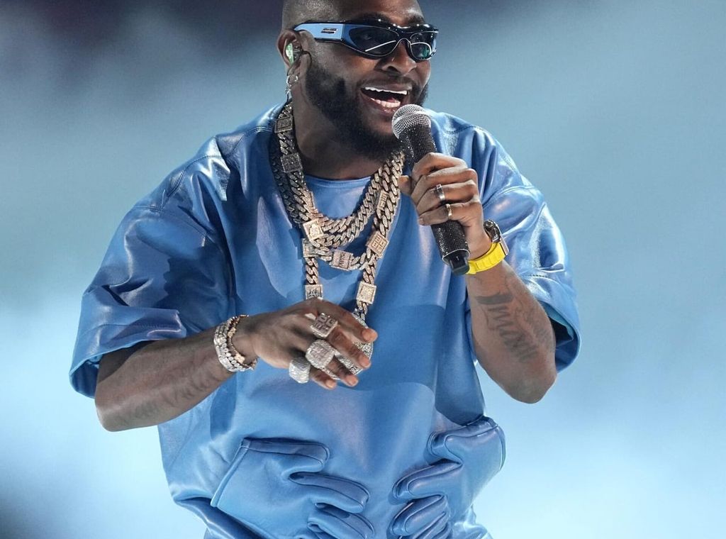 Davido slams fan for bringing baby to crowded concert, calls it ‘wickedness’